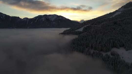 早晨日出时的山峰云海