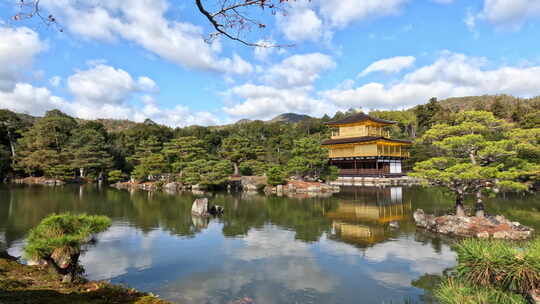 日本京都池塘上的金阁寺。阳光明媚的秋天视