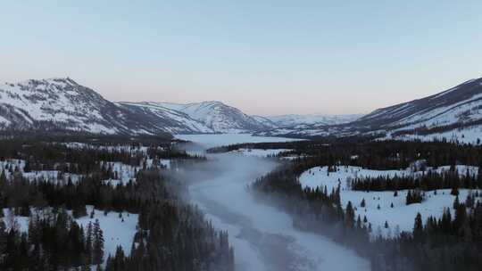 航拍新疆冬季喀纳斯河流晨雾雪山森林雪景