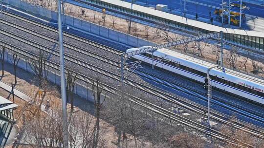 北京朝阳站铁路轨道上行驶的高铁列车火车