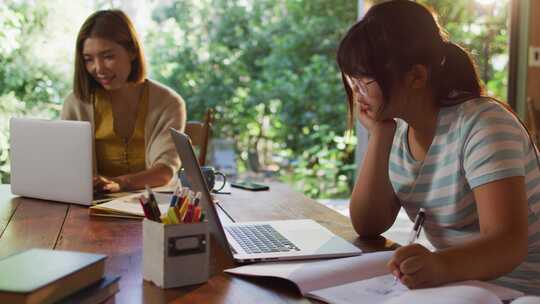 女性在家使用笔记本电脑学习