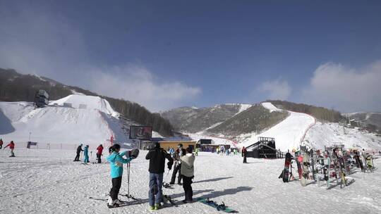 滑雪场景山顶滑雪体育运功国家滑雪场