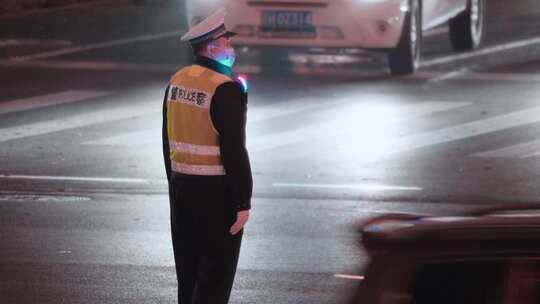 晚高峰街头 交警指挥交通维持秩序