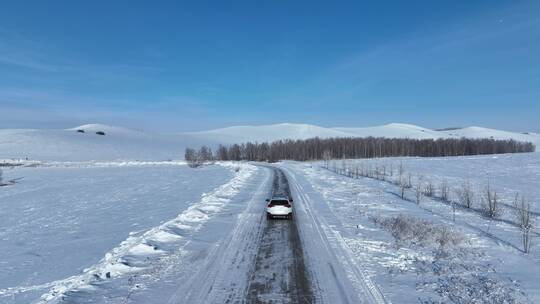 追拍山区冰雪道路上行驶的汽车