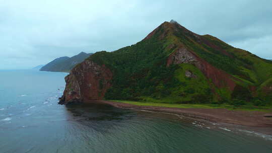 阴天山海岸惊人景观的俯视图。剪辑。海岸的