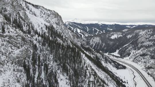 白茫茫的雪山和公路