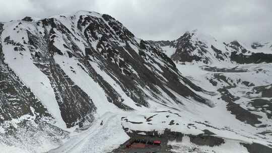 航拍独库公路冰达坂雪山