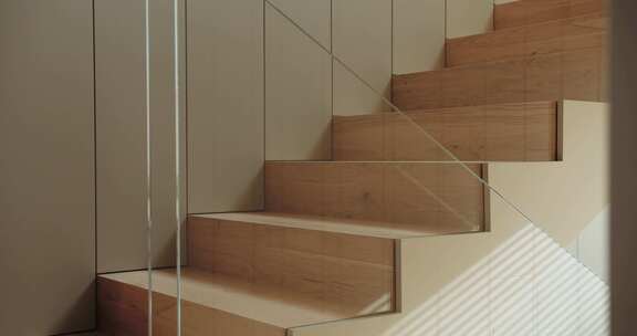 现代简约家居室内装饰，配有优雅的木制楼梯