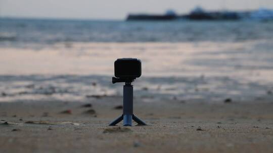 海边沙滩上拍摄视频的大疆一代运动相机