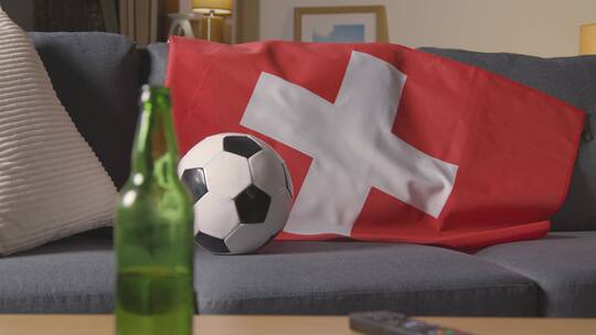 沙发上的瑞士国旗和足球特写