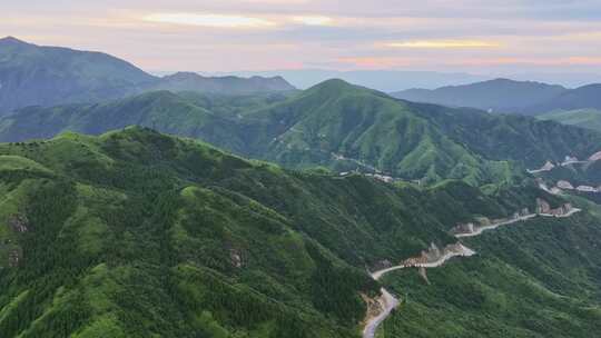 山间蜿蜒公路的自然风光航拍