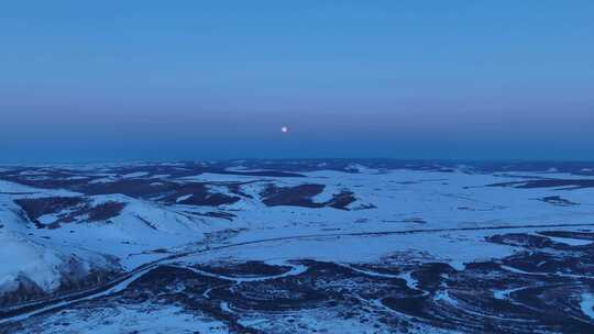 航拍夕阳照耀下的内蒙古雪原风光