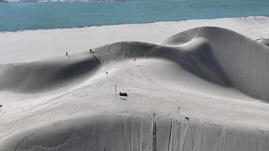 西藏林芝佛掌沙丘蓝天白云雪山河流湖水沙滩