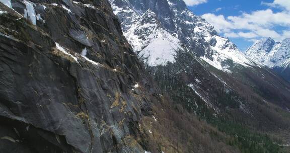 无人机镜头贴着雪山岩石拍摄四姑娘山风景