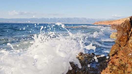 海浪缓慢撞击岩石海岸