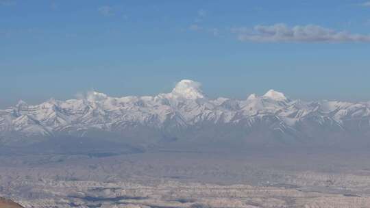 西藏阿里札达高原和远处的印度卡美特雪山