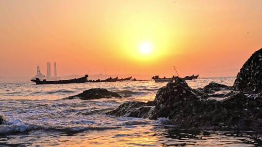 海浪拍击岩石