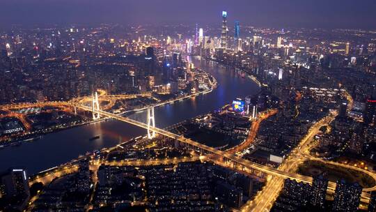 黄浦江畔的夜景