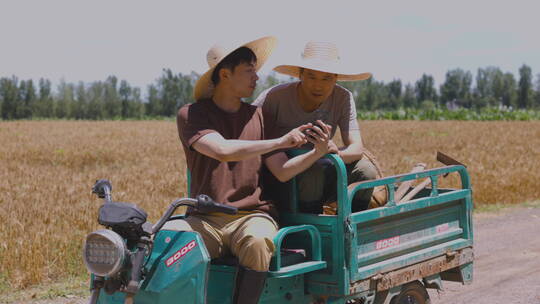 农民看手机交流技术