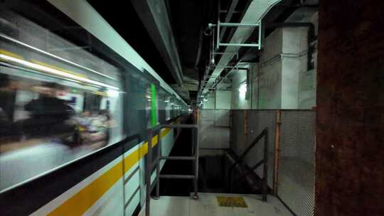 四川成都进站的地铁列车