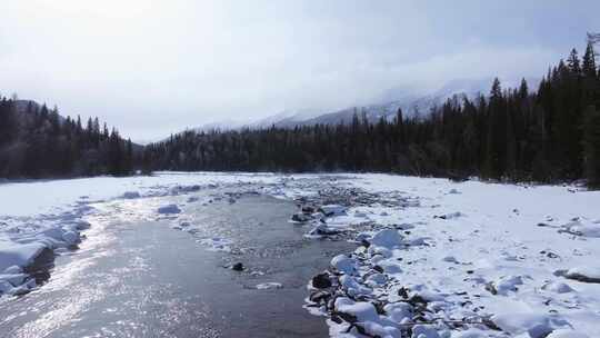 航拍新疆冬季喀纳斯神仙湾晨雾雪山森林雪景