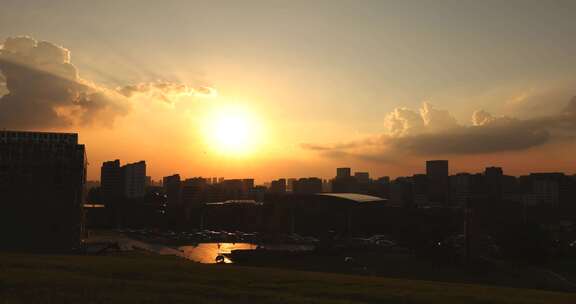 城市日落延时 天空黄昏乌云密布 太阳下山