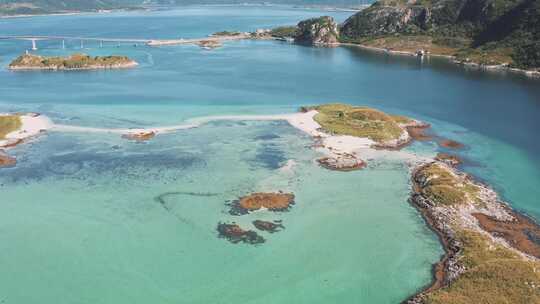 晴天空中连接群山附近海洋岛屿的公路桥