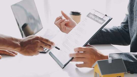 房产经纪人为客户介绍房子