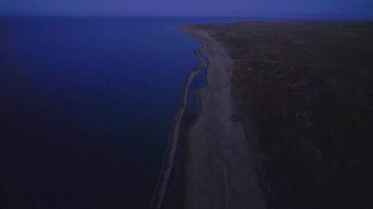 航拍黄昏时分青海湖草原湖泊自然风光