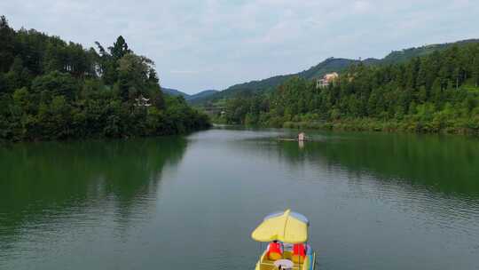 平静湖面上缓缓行驶的游乐船 船只 游玩山水