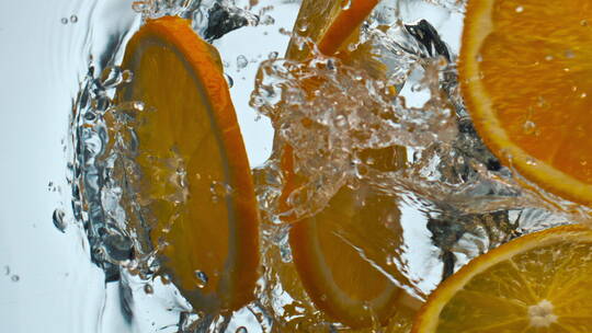 橙子切片调入水中