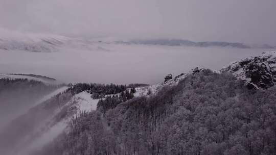 无人机拍摄的雪山景观