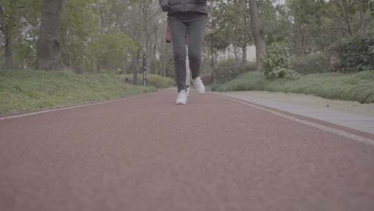 4K实拍从镜头前跑过