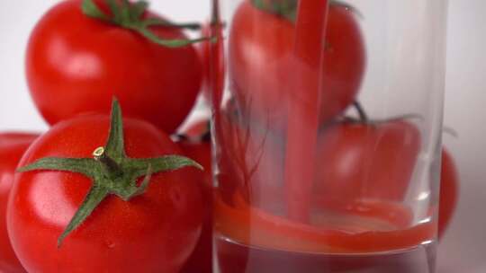 几个红番茄旁番茄汁倒入玻璃超慢速运动视频素材模板下载