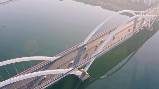 航拍广西柳州广雅大桥交通车流与柳江视频素材模板下载