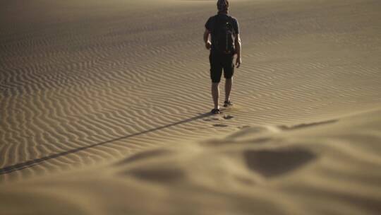 沙漠中行走的男人视频素材模板下载