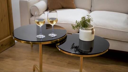 房间的桌子上放着一杯白葡萄酒。