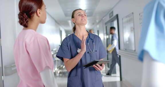 白人护士在医院走廊上与护士交谈