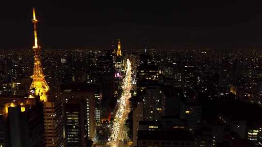 巴西圣保罗市中心的夜晚。市中心区的夜晚生活风景。