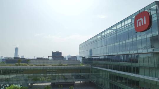 小米武汉总部大楼，平视后拉镜头