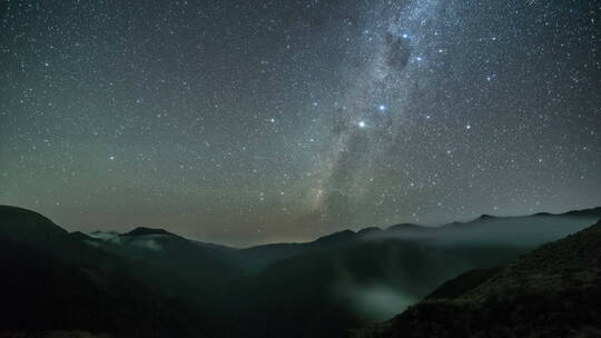 夜晚山顶的星空延时视频素材模板下载