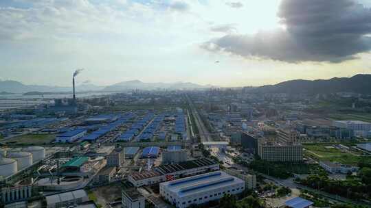 工业区鸟瞰全景，烟囱冒烟景象