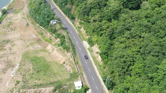 航拍汽车山路行驶