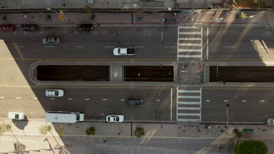 航拍城市道路上的交通