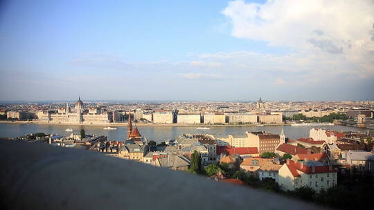 俯视布达佩斯城的多瑙河