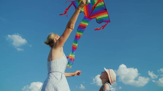 一个无忧无虑的女人和她的女儿在放风筝