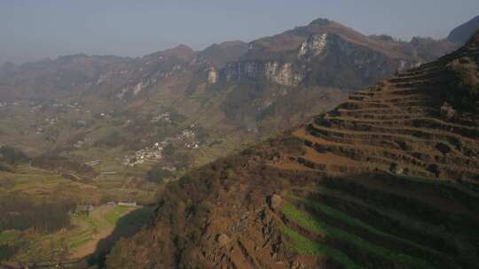 阳光照在山上，连绵不断的山