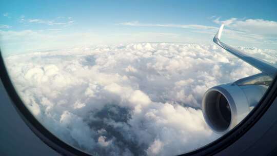 在云层上方飞行的飞机透过飞机窗看云海_4K