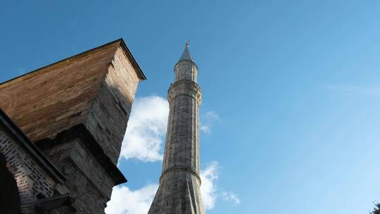 低角度拍摄的圣索菲亚大教堂尖塔清真寺