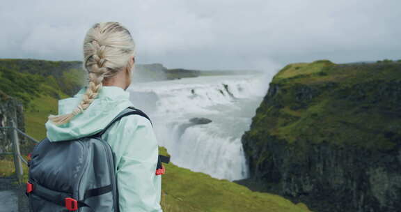 瀑布Gullfoss和旅游妇女